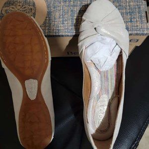 BRAND NEW INBOX BORN WOMENS FLATS Size 6.5